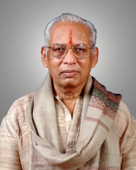 SadaaShree's tweet photo. Jayanti of Vempati Chinna Satyam Gaaru, the man who transformed Kuchipudi from a village tradition to a globally recognized dance form.

Born in village of Kuchipudi, he was trained under Vedantam Lakshmi Narayana Sastry, and later refined his skills with Sri Tadepally Perrayya Sastry and his elder brother Vempati Pedda Satyam, mastering abhinaya (expression) and natya (dramatic storytelling).

He was the one who refined Kuchipudi, putting in a systemic grammar, bringing it closer to Natya Shastra.

Founded the e Kuchipudi Art Academy in Chennai in 1963, which became a hub for training thousands of dancers from India and abroad.

Choreographed over 180 solo items and 15 dance dramas, including masterpieces like Sri Krishna Parijatam, Ksheera Sagara Madhanam, and Rukmini Kalyanam

His style emphasized grace, precision, and dramatic depth, making Kuchipudi accessible to modern audiences while preserving its spiritual and narrative essence.  

Took Kuchipudi to globa stage, performing and teaching across the U.S., Europe, and Southeast Asia.

Some of his disciples include Hema Malini, Vyjayanthimala,Shobha Naidu, Manju Bhargavi.

Legend in every sense.