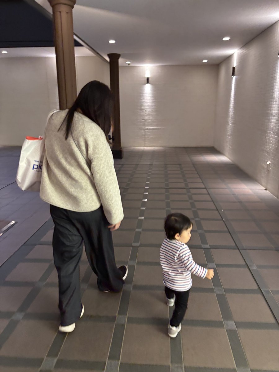 ガーデンプレイスに住んでる友人の家へ🏠
美人なお姉さまに遊んでもらえて
終始ごきげんだったわ

ここ最近、美人な友達だとより懐くの
ほんとに男の子で先が思いやられる笑