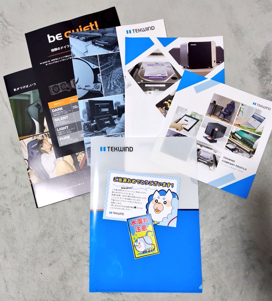 テックウインドさん(<a href="/tekwind_/">テックウインド🖥️IT機器の調達＆組立</a> )から水濡れ注意ステッカー着弾！
ステッカー以外のオマケで会社案内とか製品パンフ等々が同封⋯会社案内パンフなんて案外手に入れづらいんでは⋯？