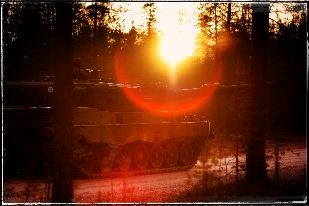 JuhaHollanti's tweet photo. Yhteistyön voimaa pohjoisen panssarikomentajien harjoituskentillä 🫡🪖🇫🇮 #StrongerTogether Kiitos kollegani #kaijpkom evl Sami Rautio – yhdessä tämä sujuu hienosti! #lapjp #kaijp #pohjoinenpitää #jääkäriprikaati #kainuunprikaati #maavoimat https://t.co/4UI1w48ts2