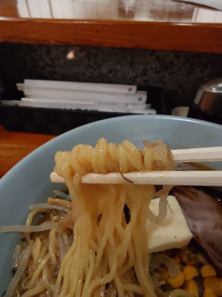 ado0217's tweet photo. 伊勢原市白根
どさんこ大将　伊勢原　#ラーメン　#チャーハン
みそバターコーンラーメン＋ゴロっとチャーハン小　1150＋600円
バターのコクがわかりやすいおとなしめな味噌スープ。
麺は柔めの中細。
ゴロっとチャーハンはデカめの角切りチャーシューがゴロゴロで食べ応えかあります。 https://t.co/muiV3fgthM