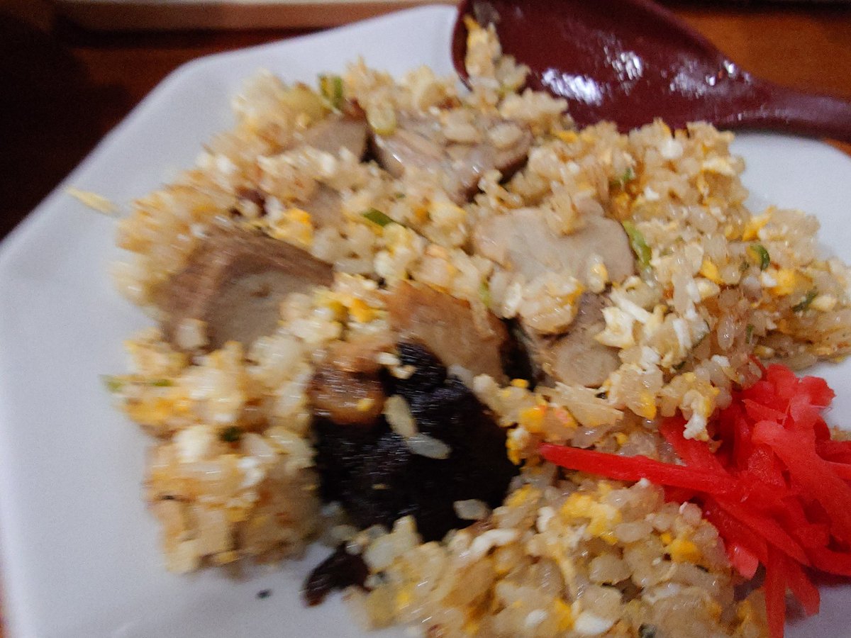 ado0217's tweet photo. 伊勢原市白根
どさんこ大将　伊勢原　#ラーメン　#チャーハン
みそバターコーンラーメン＋ゴロっとチャーハン小　1150＋600円
バターのコクがわかりやすいおとなしめな味噌スープ。
麺は柔めの中細。
ゴロっとチャーハンはデカめの角切りチャーシューがゴロゴロで食べ応えかあります。 https://t.co/muiV3fgthM