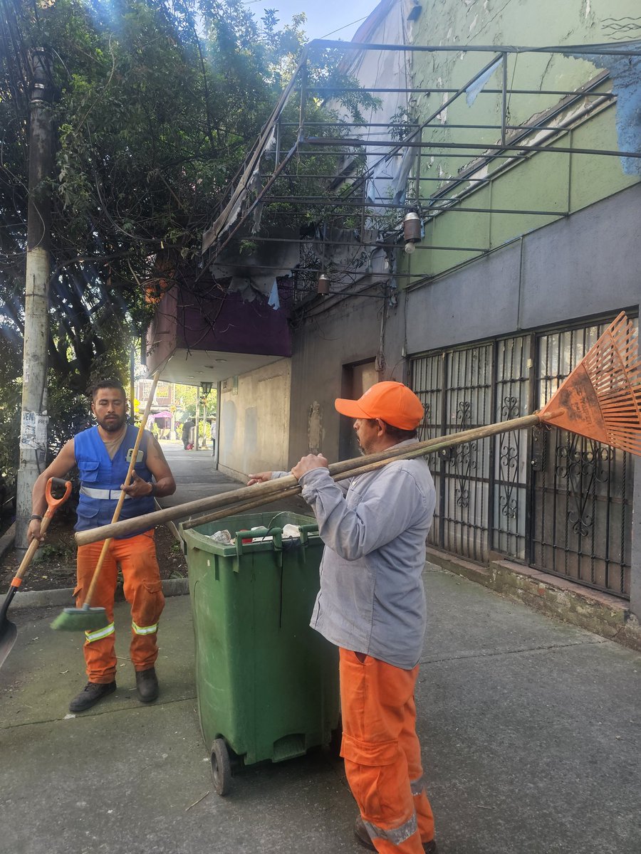 Pbn477933867871's tweet photo. Se atiende Petición Vecinal !!
En Luz Saviñón No.1315, entre Av. Cuauhtémoc y Anaxágoras, #Narvarte en @BJAlcaldia, se limpió y se levantó toda la basura.

Pero vale la pena detenernos un momento y reaccionar: 
Somos nosotros mismos quienes dejamos estos residuos. Si cada uno aportamos un poco y cuidamos el espacio donde vivimos y caminamos, nuestra colonia se verá mucho mejor.

Cuidar lo nuestro también es responsabilidad de todos. 💚

Si aprendemos a cuidar y respetar los espacios donde vivimos, también hablamos de quiénes somos como comunidad.

Cuidar nuestras calles es cuidar nuestro hogar, hagamos lo correcto !!!
#ComunidadBJ #CuidemosNuestroEntorno
#Narvarte 

#Tuconcejalentucolonia