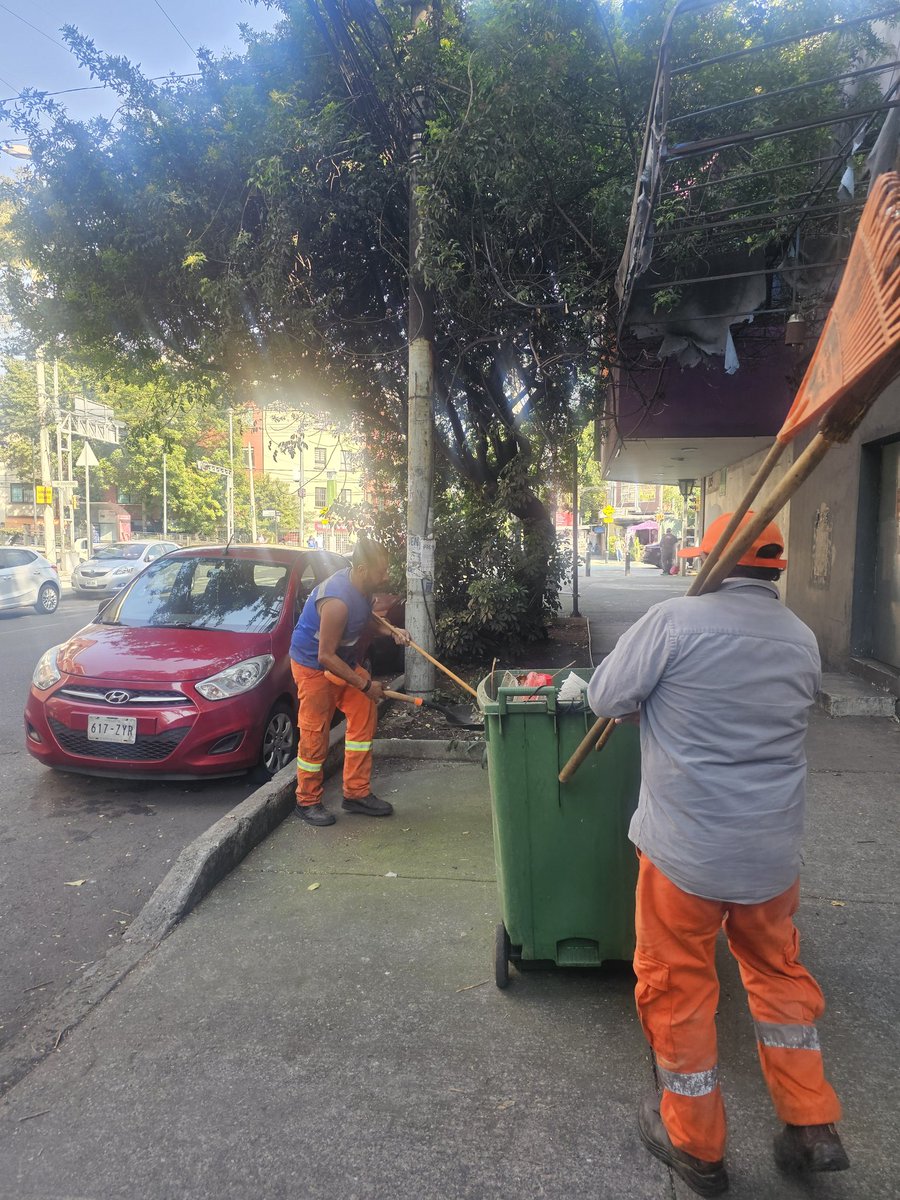 Pbn477933867871's tweet photo. Se atiende Petición Vecinal !!
En Luz Saviñón No.1315, entre Av. Cuauhtémoc y Anaxágoras, #Narvarte en @BJAlcaldia, se limpió y se levantó toda la basura.

Pero vale la pena detenernos un momento y reaccionar: 
Somos nosotros mismos quienes dejamos estos residuos. Si cada uno aportamos un poco y cuidamos el espacio donde vivimos y caminamos, nuestra colonia se verá mucho mejor.

Cuidar lo nuestro también es responsabilidad de todos. 💚

Si aprendemos a cuidar y respetar los espacios donde vivimos, también hablamos de quiénes somos como comunidad.

Cuidar nuestras calles es cuidar nuestro hogar, hagamos lo correcto !!!
#ComunidadBJ #CuidemosNuestroEntorno
#Narvarte 

#Tuconcejalentucolonia