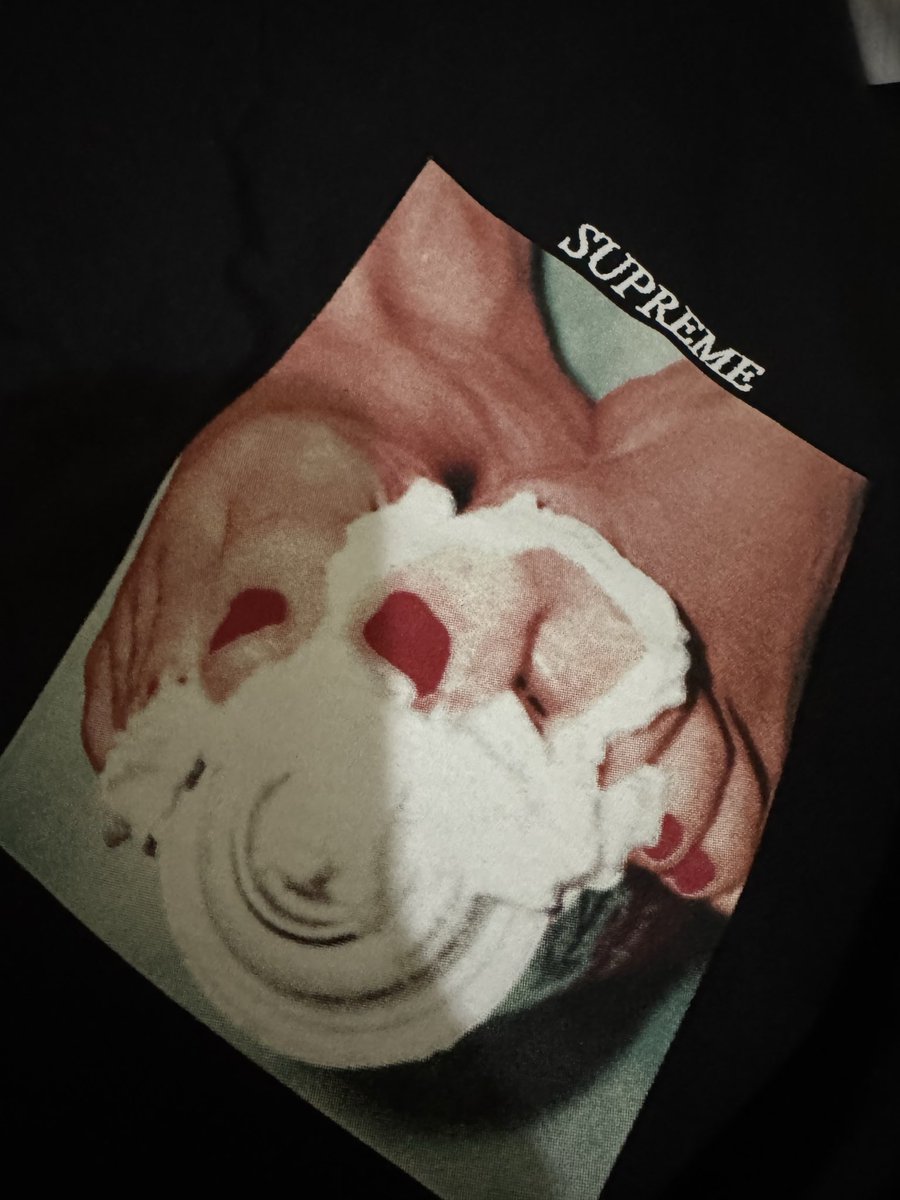 yugemini23's tweet image. Happy 20th anniversary🎂✨

#hypebeast #supreme