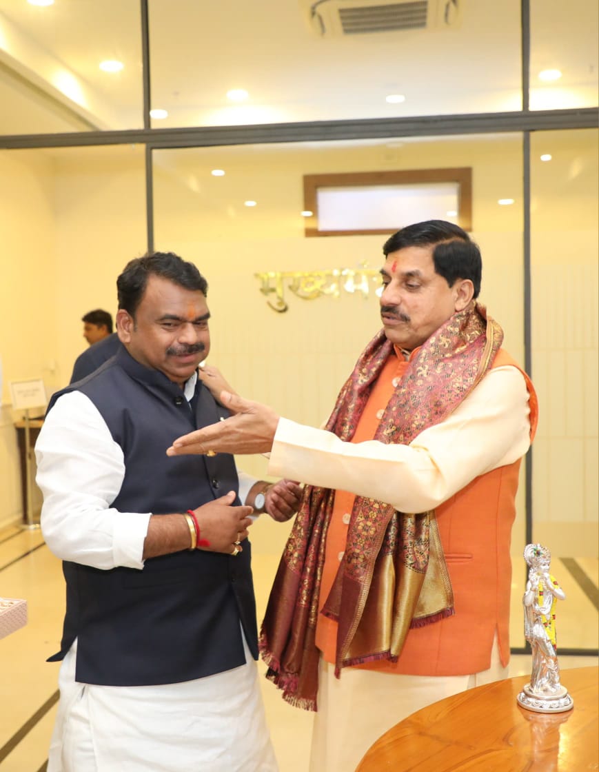 mukeshtatwalujn's tweet image. मध्यप्रदेश के यशस्वी मुख्यमंत्री आदरणीय डॉ. मोहन यादव जी से स्नेहपूर्वक भेंट कर उन्हें दीपावली की हार्दिक शुभकामनाएँ दीं। इस पावन पर्व पर ईश्वर से प्रार्थना है कि वे आपको दीर्घायु, उत्तम स्वास्थ्य एवं जनसेवा की निरंतर ऊर्जा प्रदान करें।