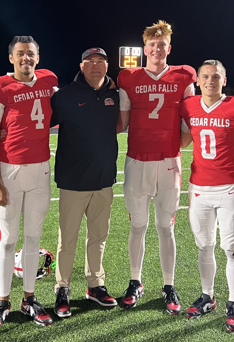 Jake__Mueller's tweet image. Big win on senior night! These senior playmakers are fun to coach. 

On to the playoffs!