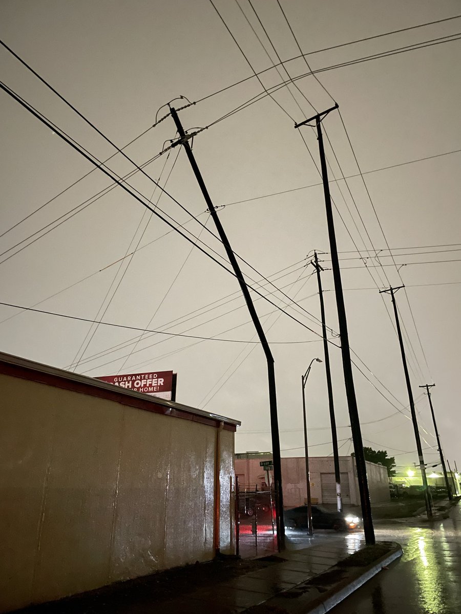 justinwhill's tweet photo. @NWSFortWorth @RickMitchellWX Pics of damage on the southside of Fort Worth, primarily along the neighborhood of Hemphill St. , Lipscomb St., Bolt St., and E. Biddison St. #dfwwx https://t.co/WXbd9BTzlS