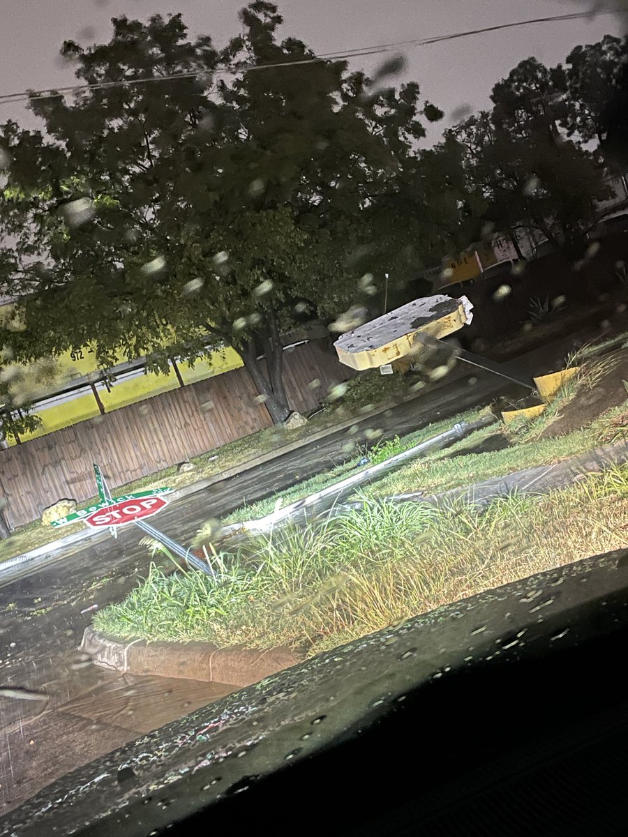 justinwhill's tweet photo. @NWSFortWorth @RickMitchellWX Pics of damage on the southside of Fort Worth, primarily along the neighborhood of Hemphill St. , Lipscomb St., Bolt St., and E. Biddison St. #dfwwx https://t.co/WXbd9BTzlS