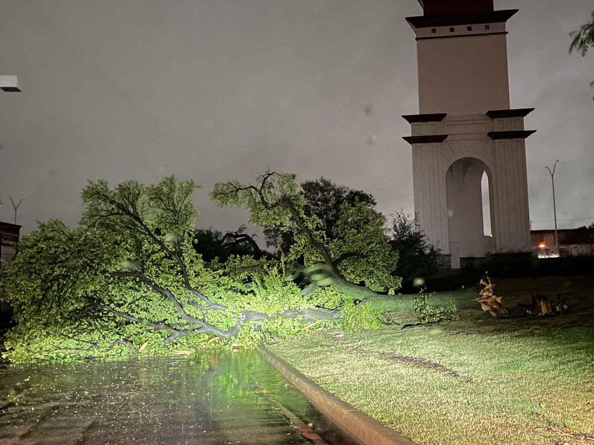 justinwhill's tweet photo. @NWSFortWorth @RickMitchellWX Pics of damage on the southside of Fort Worth, primarily along the neighborhood of Hemphill St. , Lipscomb St., Bolt St., and E. Biddison St. #dfwwx https://t.co/WXbd9BTzlS
