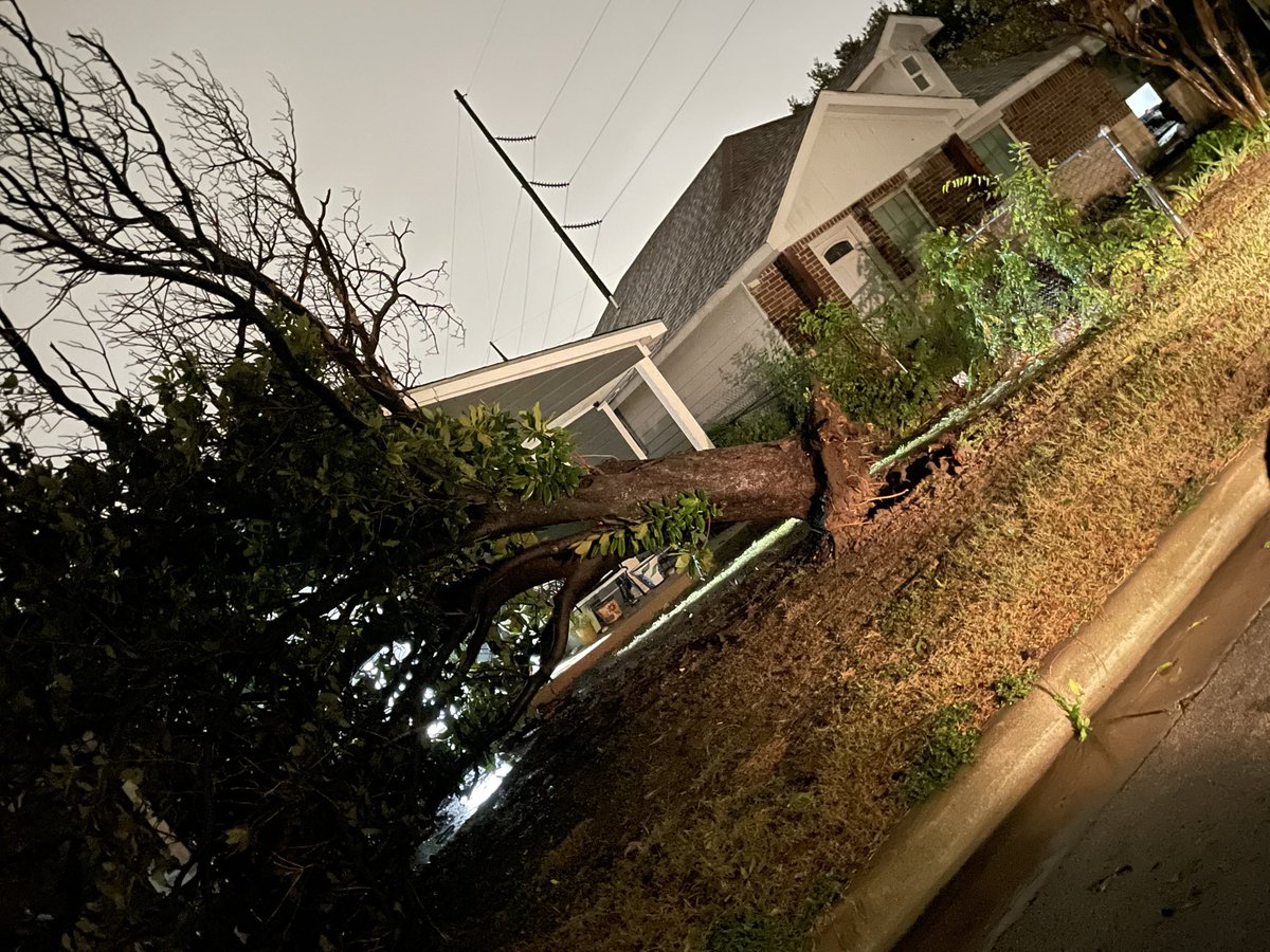 justinwhill's tweet photo. @NWSFortWorth @RickMitchellWX Pics of damage on the southside of Fort Worth, primarily along the neighborhood of Hemphill St. , Lipscomb St., Bolt St., and E. Biddison St. #dfwwx https://t.co/WXbd9BTzlS