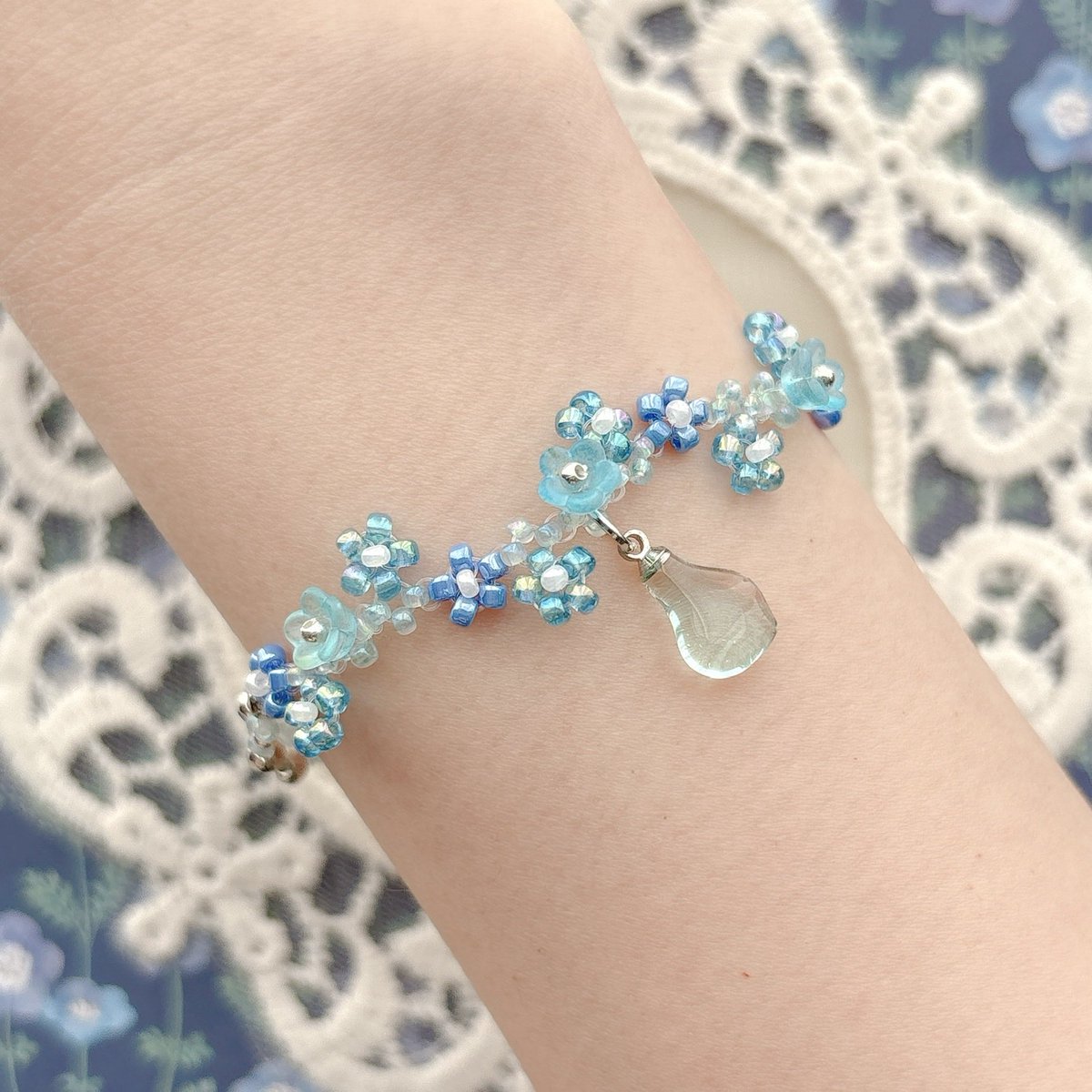 n_a_m_u_76's tweet image. Nemophila🌼☁️

blue💙×silver🩶

#Namu #handmade #beads #seaglass #Nemophila #ネモフィラ