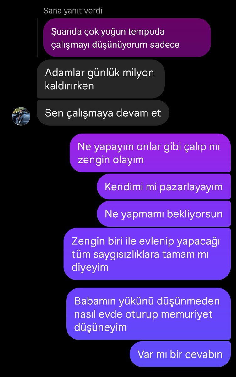 berfuoin's tweet photo. Sosyal Bilgiler Öğretmenliği okudum, çocuk gelişimi okuyorum, asgari ücret veriyor diye kantinde çalışıyorum, akşam part işe gidiyorum, boşluk olursa da temizliğe gidiyorum. Kız kardeşim üniye gitti kimseye muhtaç olmasın diye çabalıyorum. O hiç parasız kalmamış ki nereden bilsin https://t.co/0J1KsnsVNT