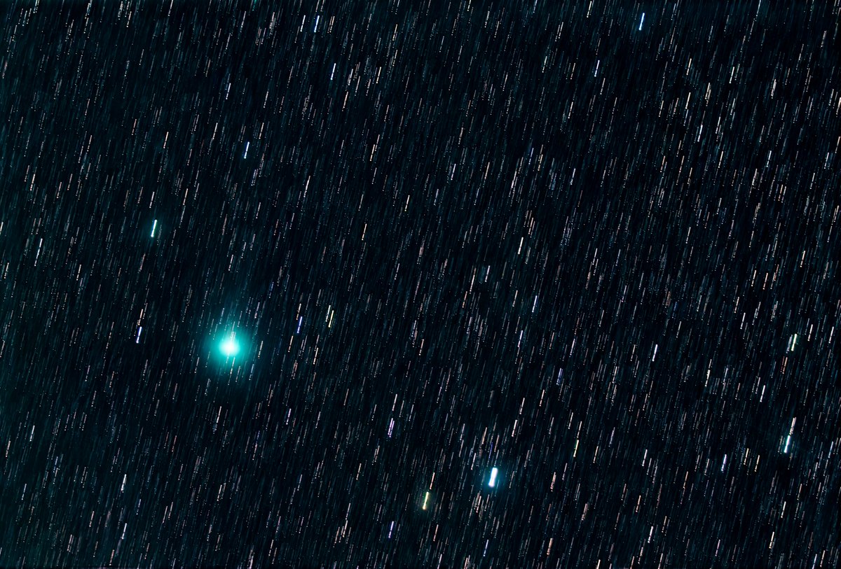 onecolor30001's tweet photo. #C2025R2 #Astrophotography #FS60CB
スワン彗星も今見えてます。テイルがはっきりしないのですが,エメラルドグリーンの色合いがきれい。薄雲の通過の影響か彗星の分離が上手くいかないので,今回はノーマルな彗星核基準処理で恒星は流れてます。 https://t.co/odCWiBhLLK