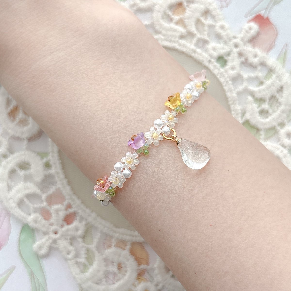 n_a_m_u_76's tweet image. tulip🌷

white🤍×colorful🌈

#Namu #handmade #beads #seaglass #tulip #チューリップ