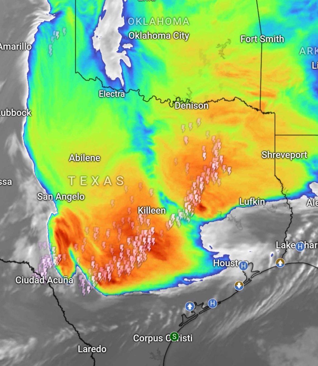 DayWalker378's tweet photo. 800 Mile Hook Echo Coming to Houston, in About an Hour #Tornado
**don't bother correcting me meteorology clowns, i know it's not a hook echo but, there will be missing roofs #QLCS https://t.co/c5uL3xWRgT
