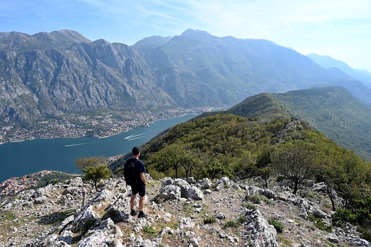 In Montenegro bieten sich Wanderungen an der Adriaküste, in den Bergen und in Nationalparks an. Tipps für eine Wanderreise in den Balkan-Staat in Südosteuropa, neu im Blog: people-abroad.de/blog/montenegr… #montenegro #wandern