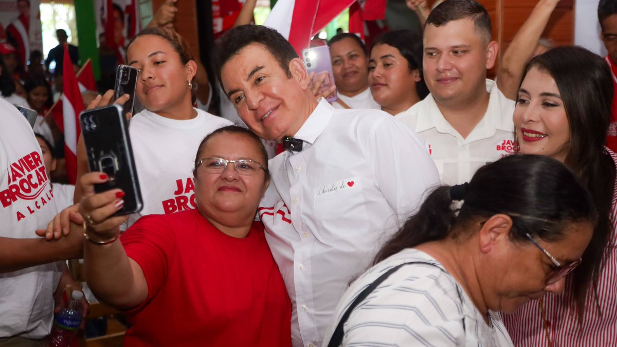 SalvaPresidente's tweet photo. Contento de participar en un importante conversatorio ciudadano en Omoa, acompañado de mi esposa Iroshka, el candidato a la municipalidad Javier Brocato, líderes comunitarios, jóvenes, emprendedores y productores locales, donde compartimos ideas y propuestas basadas en seguridad, empleo y transparencia.

Reafirmo mi compromiso de trabajar con integridad para generar oportunidades reales y construir un futuro próspero para todos los hondureños.