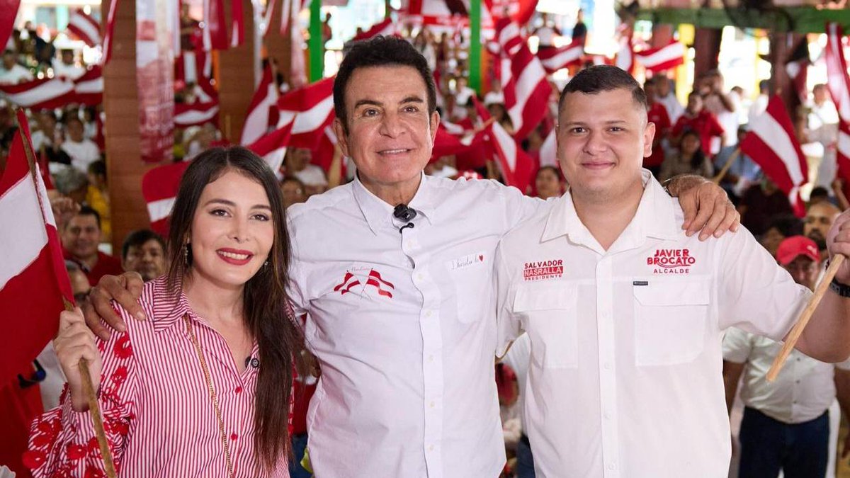 SalvaPresidente's tweet photo. Contento de participar en un importante conversatorio ciudadano en Omoa, acompañado de mi esposa Iroshka, el candidato a la municipalidad Javier Brocato, líderes comunitarios, jóvenes, emprendedores y productores locales, donde compartimos ideas y propuestas basadas en seguridad, empleo y transparencia.

Reafirmo mi compromiso de trabajar con integridad para generar oportunidades reales y construir un futuro próspero para todos los hondureños.