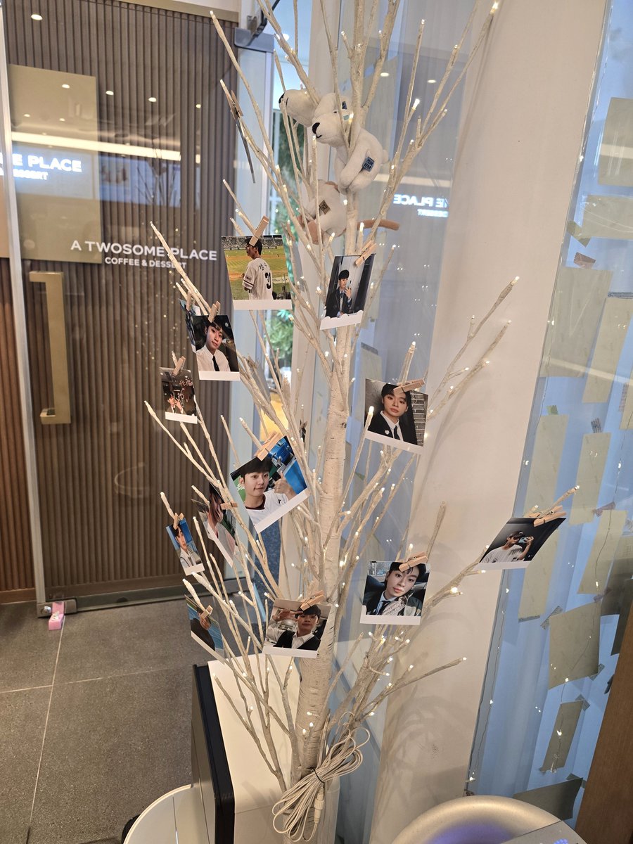 mr0114ai's tweet photo. #Scripted_journey
#대본으로_빼곡하게_채워온_지우의5년
#피어나는지우_새롭게_펼쳐질_이야기들
지우배우님 데뷔5주년 축하드립니다🤍
주말이라 사람이 많아서 안쪽 벽사진들은 못 찍었네🥲
앞으로도 건강하게 무대에서 많이많이 빛나시길✨ https://t.co/ucU4sADQRU