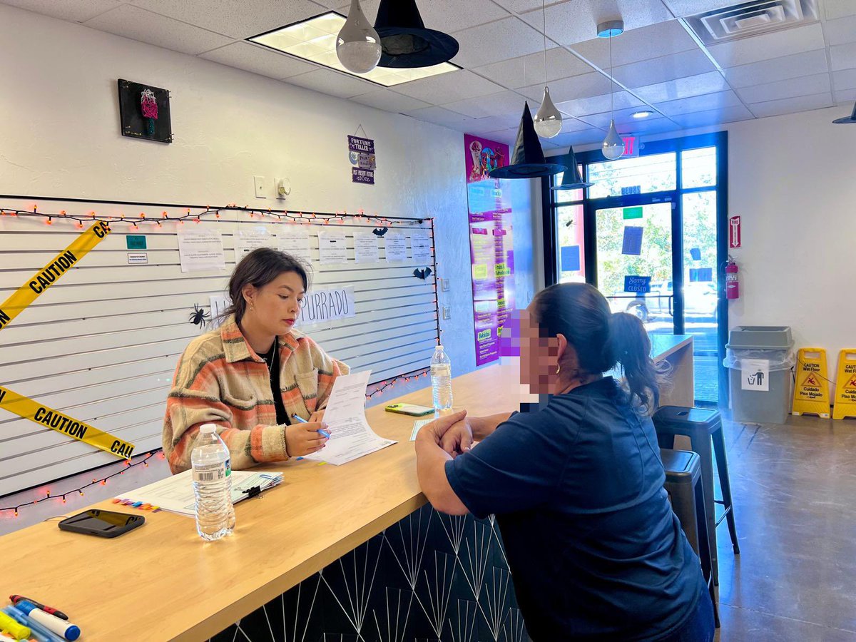 ConsulMexAlb's tweet photo. 🇲🇽 Seguimiento a personas mexicanas afectadas por las inundaciones en Ruidoso, NM

En seguimiento a los casos de nuestros connacionales afectados por las recientes inundaciones en #Ruidoso, #NuevoMéxico, el #TeamAbq @SRE_mx @ConsulMexAlb realizó hoy la entrega de apoyos económicos a las familias que requirieron asistencia consular.

📢Entrega de material de #ServiciosConsulares a familias y negocios 🇲🇽.

@ConsulMexAlb reafirma su compromiso de brindar acompañamiento y apoyo a nuestra comunidad mexicana en situaciones de emergencia.