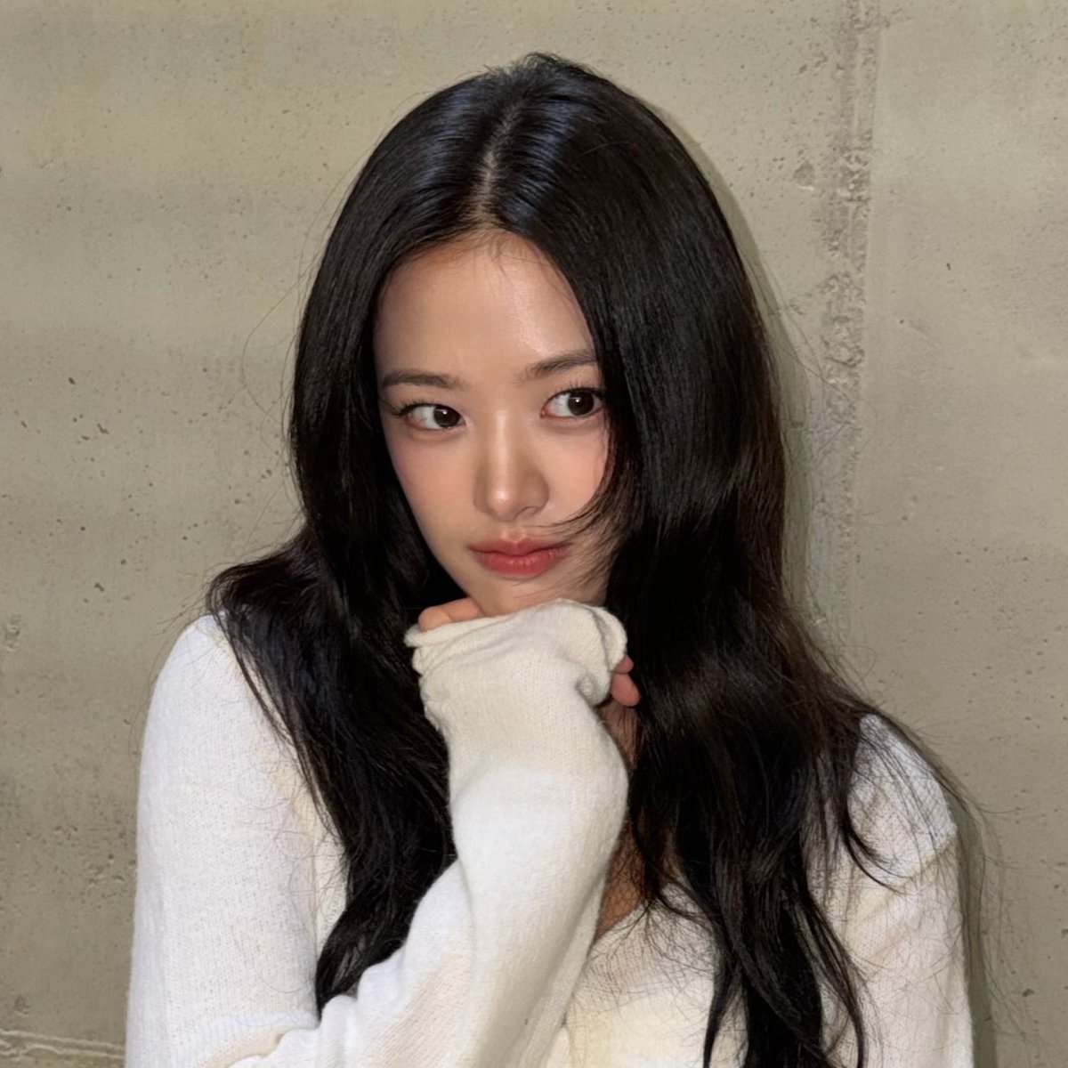 anyujinss2's tweet photo. Yujin thick eyebrows and her 5 portion hair pasta are so back 🥹 https://t.co/ZaZQrLCxUt