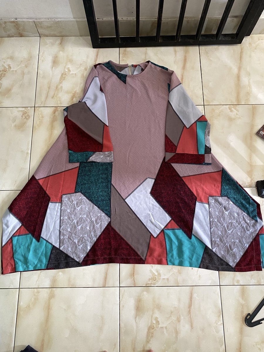 Ini dress keliatannya gede, tapi kalo dipake ngikutin bentuk badan kita bahannya jatoh, enak banget, aku yg 47kg pake ini oke kok

25k aja

#wts #WTB #WTS