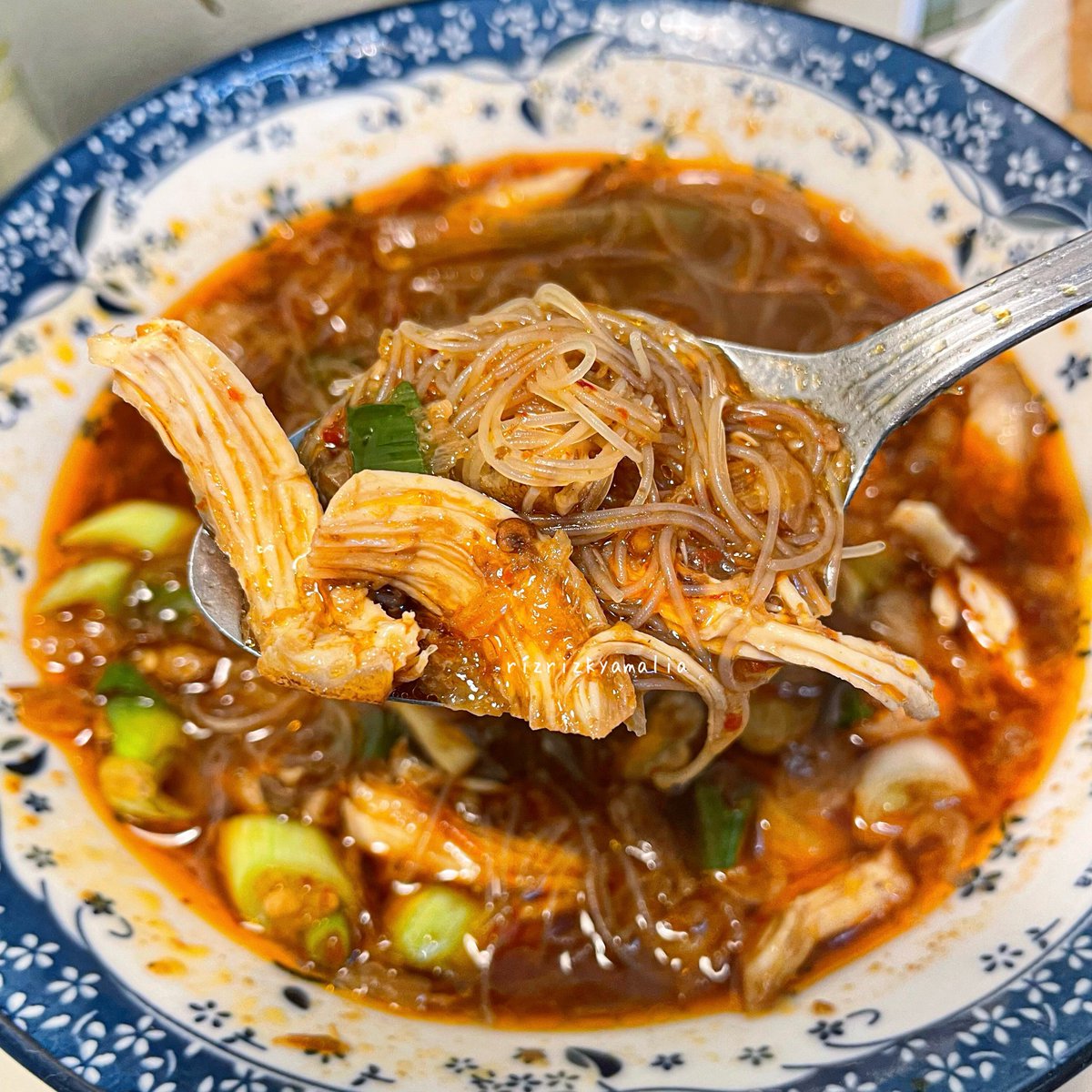 Soto Tauto Pekalongan yang tadi ku masak nih versi di mangkok 🥰
Ayok makan dulu 🫶🏼