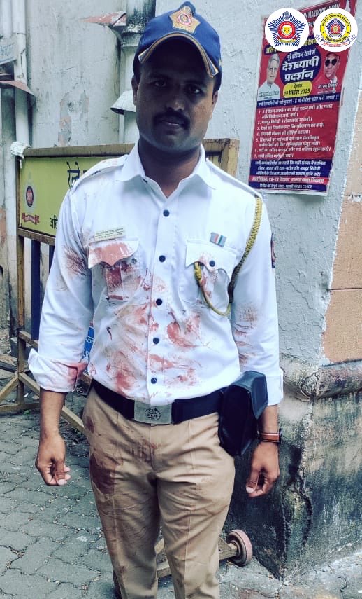 MTPHereToHelp's tweet image. Displaying exceptional courage, PC Kiran Suryavanshi (Byculla Traffic Division) rescued a girl who was being held hostage during a knife attack at a nursing home in Kala Chowki. He overpowered the accused & ensured the girl was immediately admitted to the hospital for treatment.