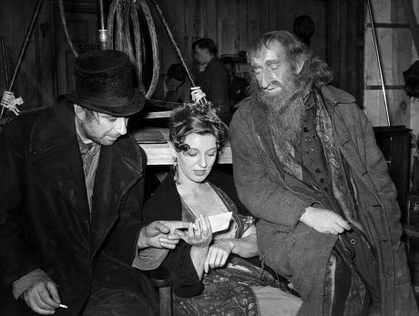 ➡️ Robert Newton, Kay Walsh y Alec Guinness en el plató de Oliver Twist (David Lean, 1948).