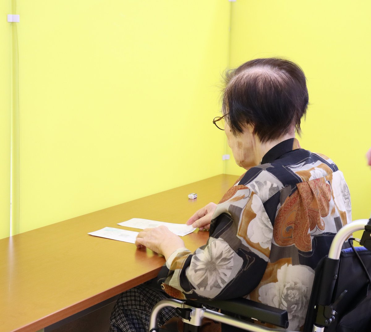 t_marumelo's tweet photo. 明日10月26日は宮城県知事選挙です。
一足早く当施設では、入居者様の不在者投票を行いました。真剣に投票用紙に向かわれている入居者様の姿を見て「一票の重み」を改めて感じました。
みなさまも、この機会にぜひ投票所へ足を運んでみてくださいね✨ https://t.co/2rIJrpwfmo