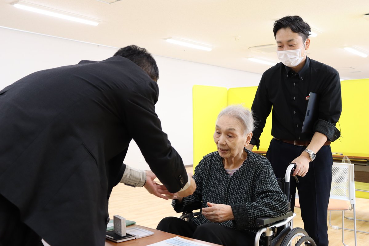 t_marumelo's tweet photo. 明日10月26日は宮城県知事選挙です。
一足早く当施設では、入居者様の不在者投票を行いました。真剣に投票用紙に向かわれている入居者様の姿を見て「一票の重み」を改めて感じました。
みなさまも、この機会にぜひ投票所へ足を運んでみてくださいね✨ https://t.co/2rIJrpwfmo