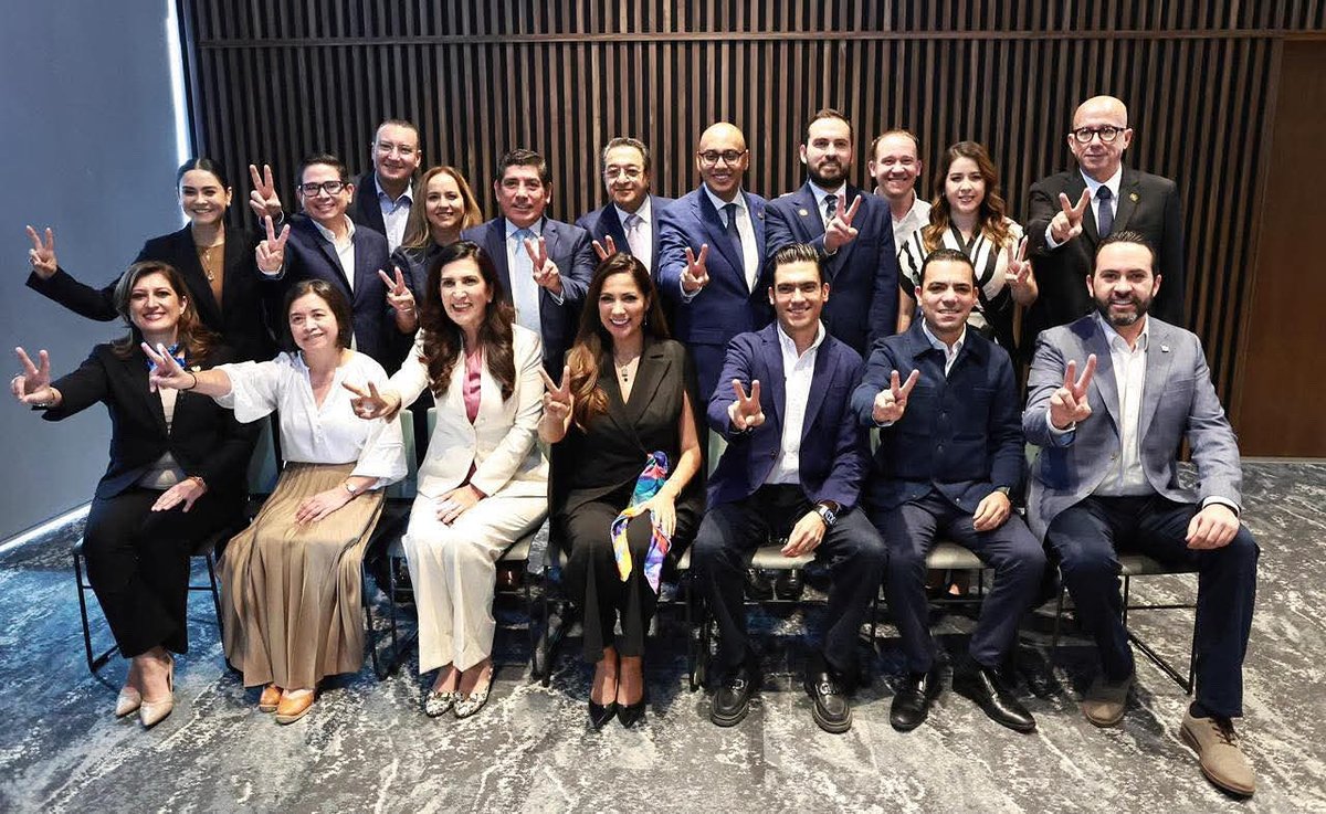 Mi sincera felicitación a las y los diputados federales panistas de Guanajuato por su primer informe de labores.
Siempre defendiendo con valentía las causas de la Patria, la Familia y la Libertad. 💙🇲🇽