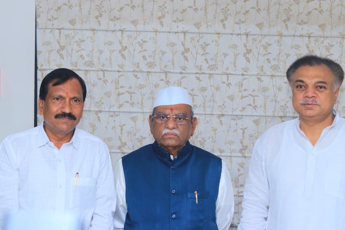 Nitinkalebjp's tweet photo. राजस्थान राज्याचे महामहीम राज्यपाल तसेच आदर्श कार्यकर्ता म्हणून ओळखले जाणारे मा.ना.श्री. हरिभाऊ नाना बागडे साहेब यांनी आज माझ्या धाराशिव येथील निवासस्थानी भेट दिली.

#BJP #NitinKale #Governor 

@BagadeHaribhau @Dev_Fadnavis @RaviDadaChavan @ranajagjitsinh1 https://t.co/RKTXcBzM3v