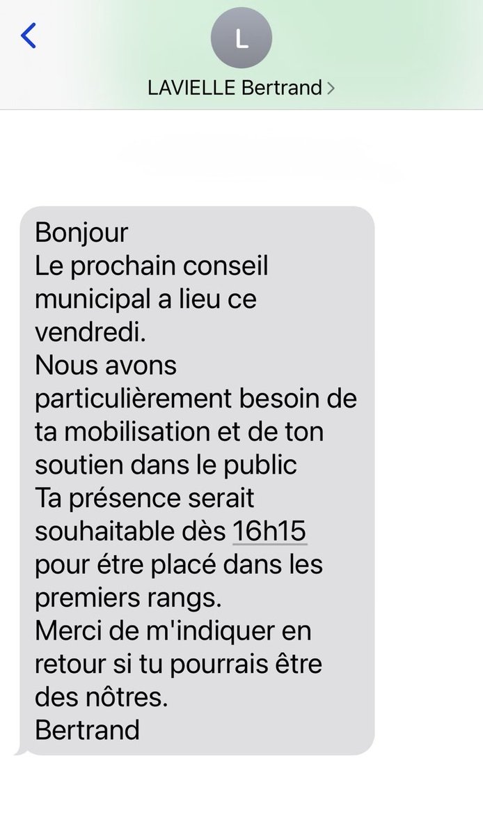 La maire de #Biarritz, fait bloquer les places  en conseil municipal 45 mn avant par ses sympathisants avec un sms envoyé par son chef de cabinet. Les Biarrots arrivés à l’heure se sont vu refouler par la police faute de jauge dépassée !
<a href="/BtzMaider/">Maider AROSTEGUY</a> 
#Biarritz 
#conseilmunicipal