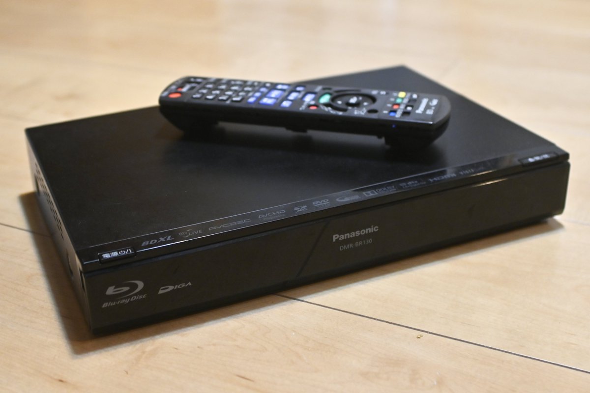 Project_AMTA's tweet image. 訳ありでBDレコーダー買った
A4サイズでコンパクトなのに地デジチューナー、HDD、BD対応しかもBDXL録画だからまじで神
3000円で購入　非ジャンクだからちょい高いかなぁ