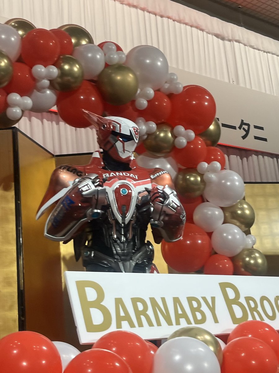 えーん
かんわいい😭
一人一人のリクエストに丁寧に答えてるバーナビーさんマジキングオブヒーロー👑
これは私のルダハートに答えてくれたバーナビーさんと「きゃーかわいぃ〜」の市民の歓声に戸惑う天使バニーちゃんです（おすそわけ）

#HappyBBJday2025