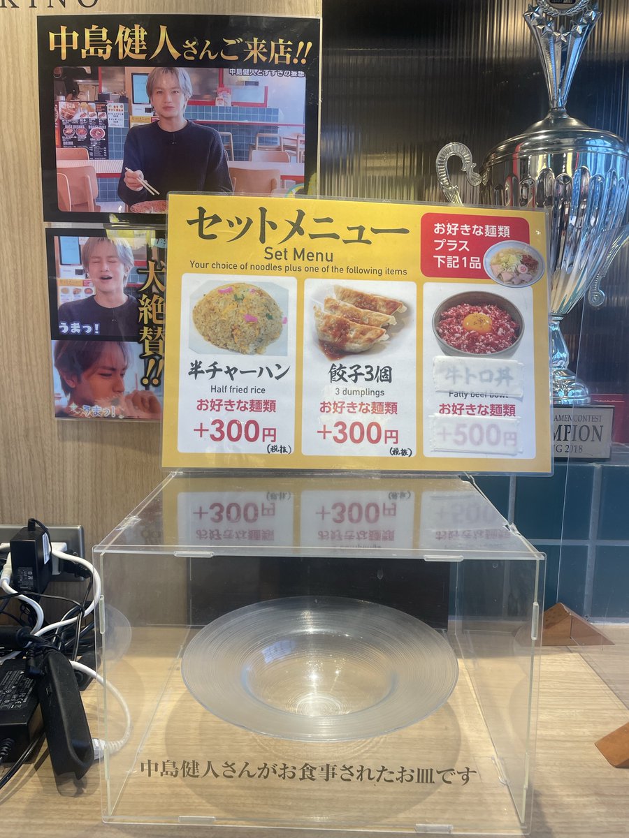 マグロ (@knn_k) on Twitter photo ケンティーが食べたお皿、国宝みたいな展示されててワロタ ケンティーが食べたお皿、国宝みたいな展示されててワロタ