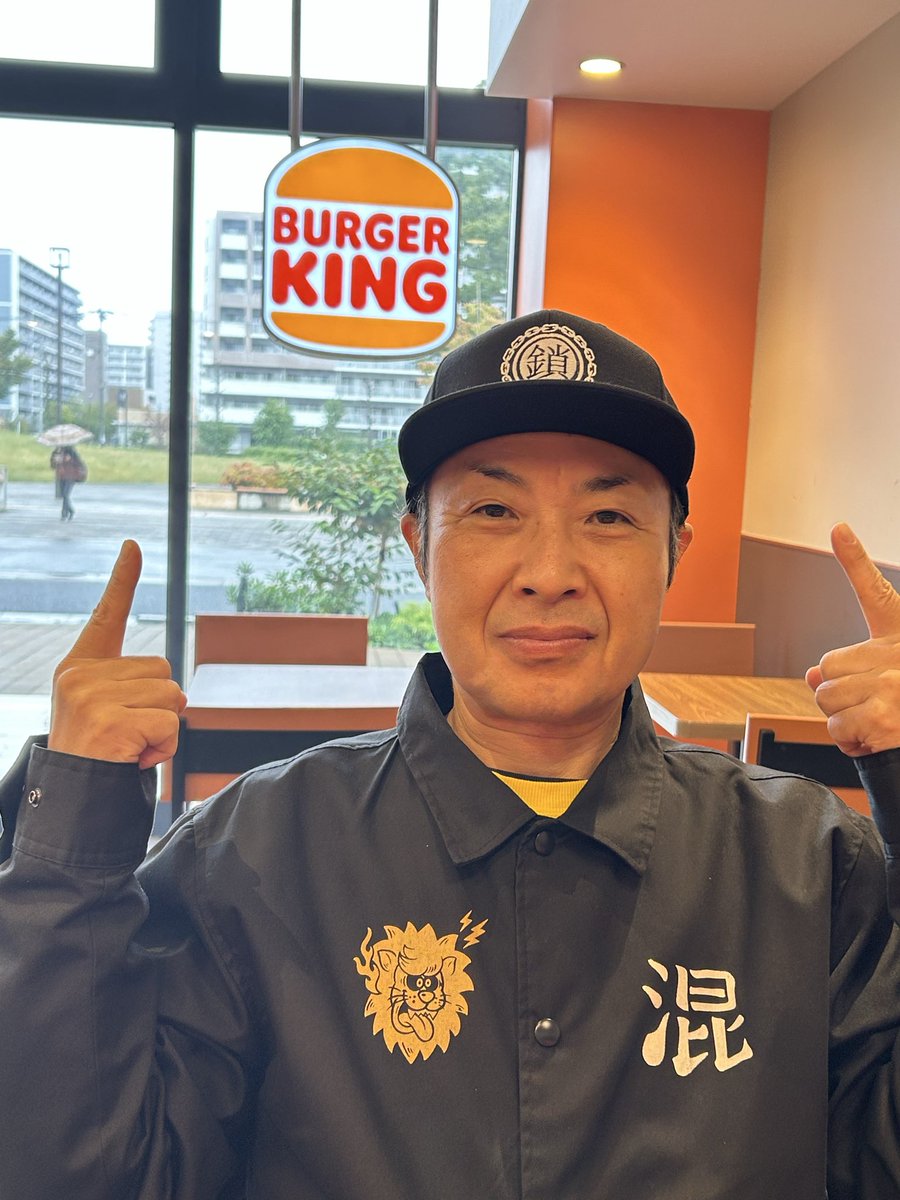 BURGER KING🍔後に
駐車場へ行く途中で…
あのぉ〜夫婦バンドの鎖⛓️のファンですか⁉️って
40代位の男性に聞かれて
CAP🧢被ってたから
そうかなと😉

Liveとか言ってるんですか❓
って聞いたらSNSで見てるだけだそう…あっフォローしてるのか聞けば良かった😜😝

<a href="/kusari_sa/">鎖さおりん</a> 
<a href="/HiroyukiKusari/">鎖ひろゆき</a>