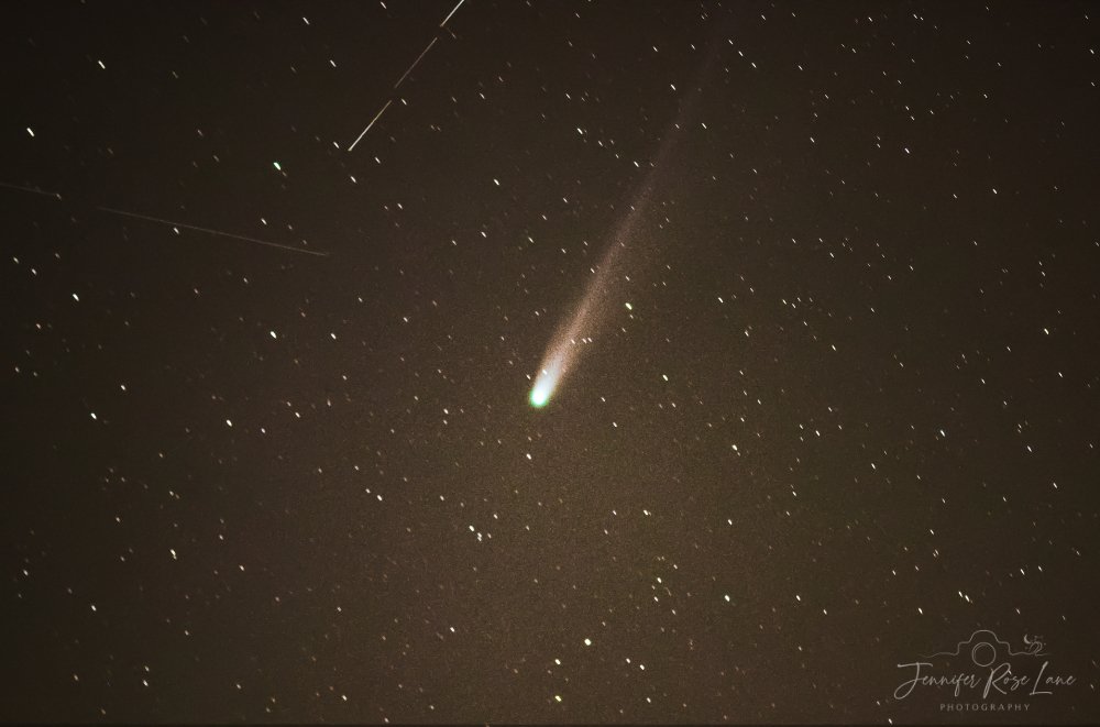 Noisy, but comet lemmon tonight  😍☄️✨ Between satellites and airplanes, there's so much traffic up there in those earlier hours of the night, it's hard to get any shots that don't have SOMETHING passing through 😑 #WV <a href="/StormHour/">#StormHour</a> <a href="/ThePhotoHour/">#ThePhotoHour</a> <a href="/SpencerWeather/">Spencer Adkins</a> <a href="/WSAZBrandon/">Brandon Butcher</a>