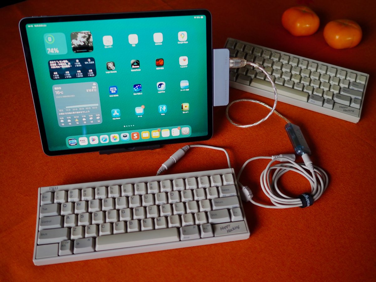 backyard822's tweet image. HHKB Professinal Classic Type-S の発売を見るに、そう言えばウチにある KB02 はまだ動くのだろうかと思い立ち試してみた。
接続は PS/2→ADB(ケーブル変換)→USB-A(iMate)→USB-C(Hyper Drive)→iPad
20年ぶりくらいで灯を入れたけど、ひとつのキーも打てなくなることなく普通に動いた(さすがっ！)