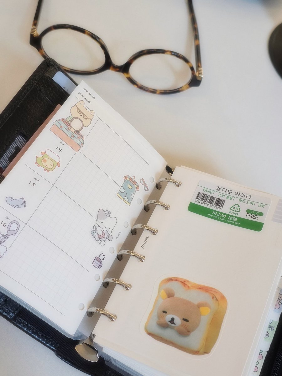 카독 하다가 밀린 다이어리 쓰기 ⋰˚✩
트친들 보니까 내년 다이어리 다 삿더라구요 나두 슬슬 내년 속지 만드러야 하는데 ..