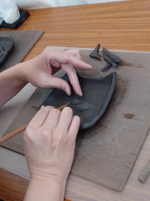 お子と一緒に浅草寺境内でお皿を作る体験をしてきました。 「やま吉」さんのワークショップです。 いずれお皿が良い感じに焼き上がったらまたアップしたい。