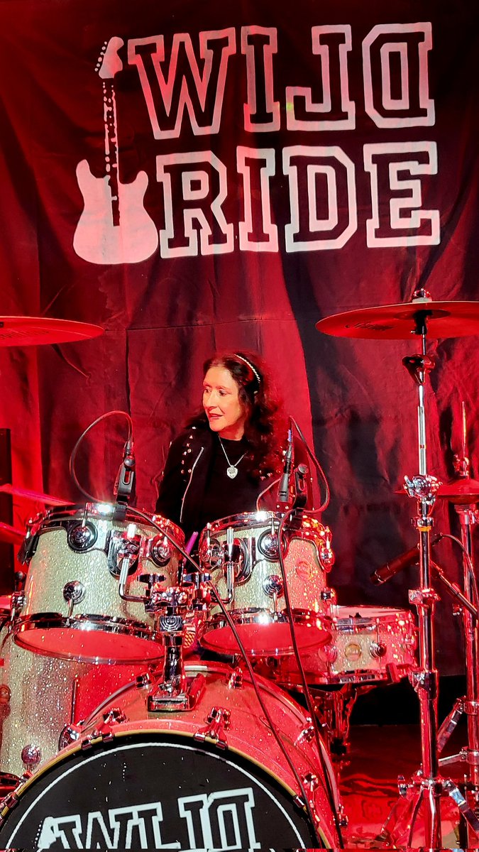 🤘Amazing Kerri Berry drumming at The Canyon Agoura Hil🥁🎵