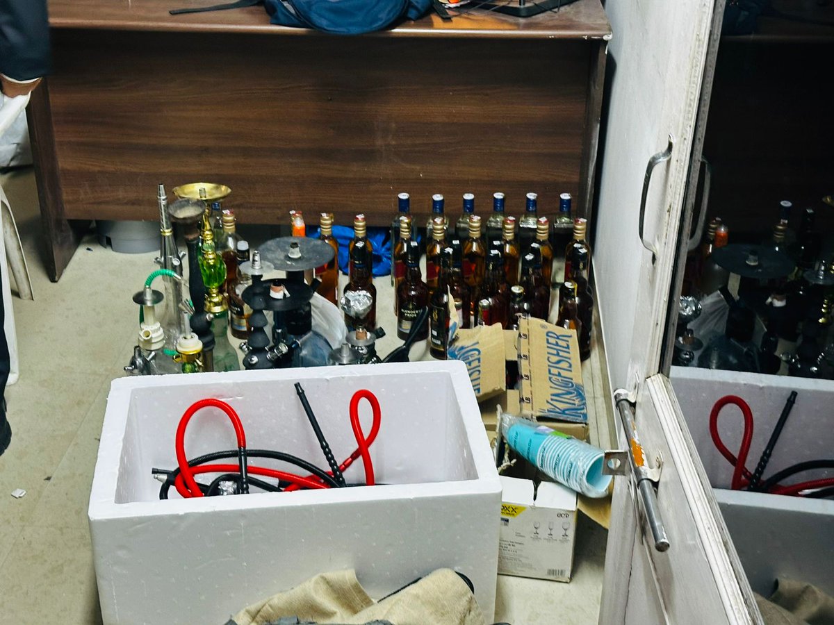 ગાંધીના ગુજરાતના સૌથી મોટા શહેર અમદાવાદમાં રેવ પાર્ટીનું આયોજન કરાયું. આફ્રિકન અને કેન્યાના વિદ્યાર્થીઓ દારૂ અને હુક્કાની પાર્ટી યોજાઈ. બ્રાન્ડેડ દારૂની બોટલો અને હુક્કા મળી આવ્યા #Ahmedabad <a href="/AhmedabadSp/">SP Ahmedabad Rural</a> <a href="/dgpgujarat/">DGP Gujarat</a> <a href="/GujaratPolice/">Gujarat Police</a> <a href="/sanghaviharsh/">Harsh Sanghavi</a> <a href="/CMOGuj/">CMO Gujarat</a> <a href="/AmitShah/">Amit Shah</a> <a href="/Divya_Bhaskar/">Divya Bhaskar</a>