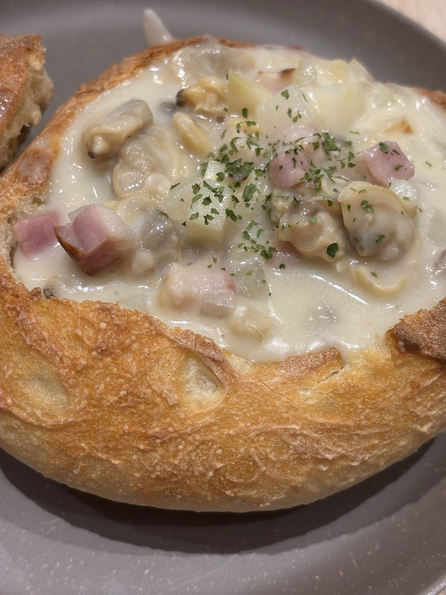 tamakoma2024's tweet photo. クラムチャウダー屋さんに変わった #Panuma に行ってきました🥣スープおいしい😋パンも全部食べられるのでランチのボリュームとしてはちょうど良いですね🍞くり抜いたフタ部分も付いてくる🤭
#多摩グルメ #聖蹟桜ヶ丘 https://t.co/3YNDjXJlN3