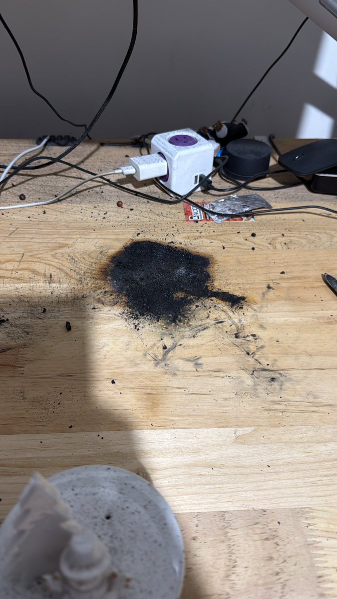 krlos's tweet photo. Pequeño recordatorio de no dejar conectado el cell si ya tiene más de 6 años https://t.co/7zxOG3B8rH