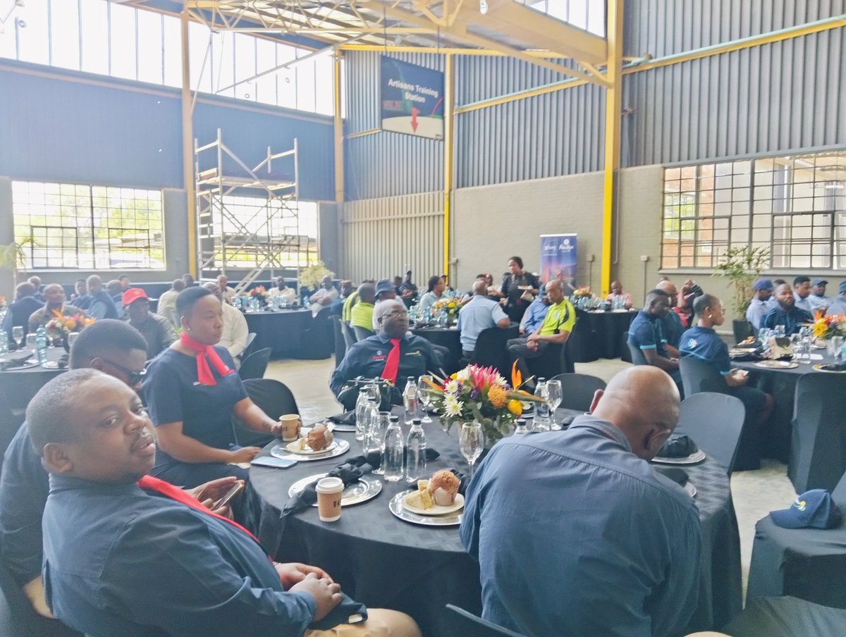 Sister Lerato Njanga gives a health advise to the public transport drivers <a href="/CityofJoburgZA/">City of Joburg</a> <a href="/CoJTransport/">City of Joburg Transport</a> .^BM