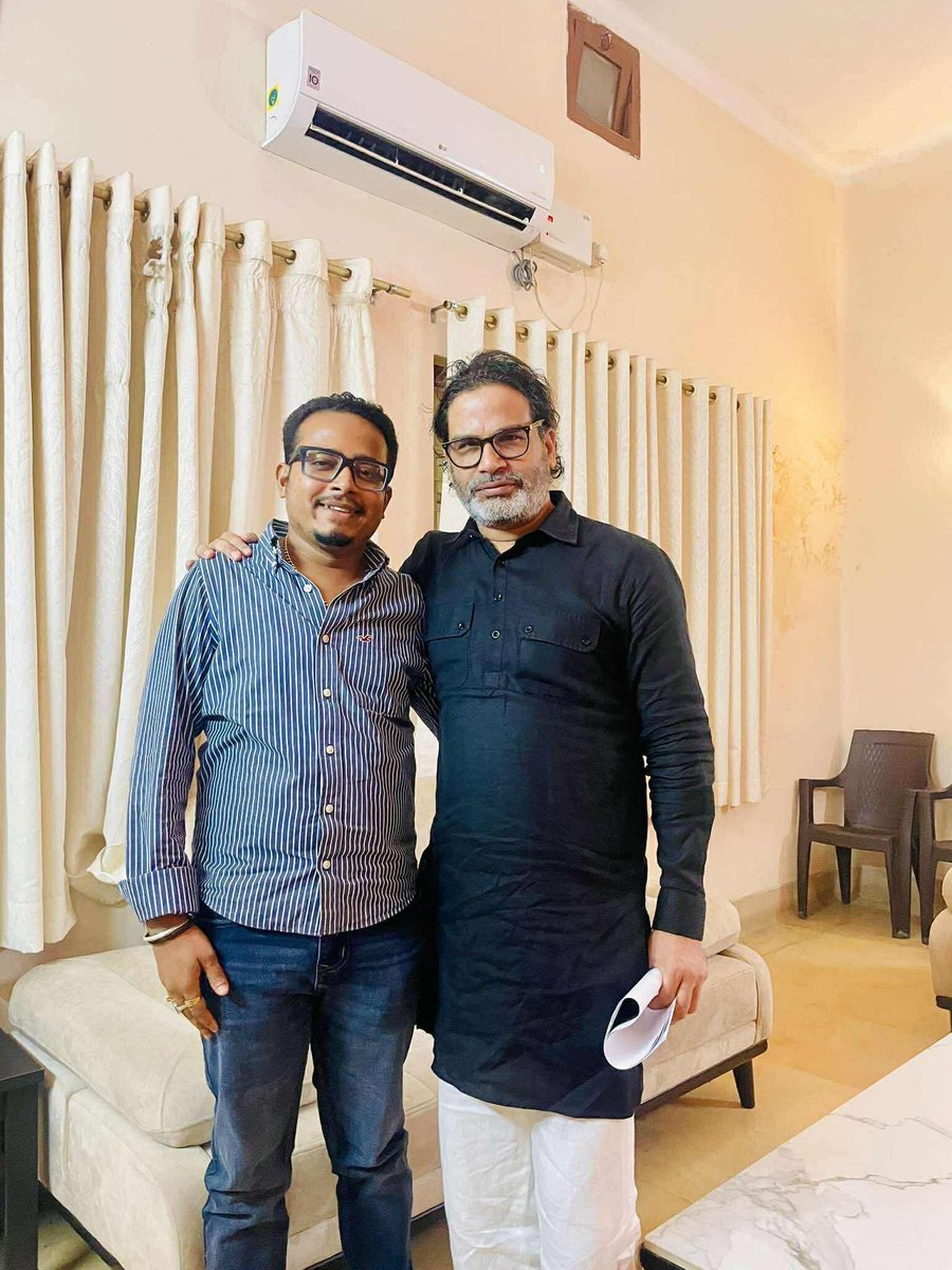 ews_army's tweet image. कुम्हरार विधानसभा में सियासी हलचल! कायस्थ भाजपा नेता सुनील वर्मा के बेटे वेदांत की प्रशांत किशोर से मुलाकात ने बढ़ाई भाजपा की बेचैनी।
वेदांत जी पूर्व प्रशासनिक अफसर व सुशील मोदी के OSD श्री सुनील वर्मा जी के पुत्र है। बता दे सुनील वर्मा जी कुम्हरार विधानसभा से प्रवल दावेदार थे…