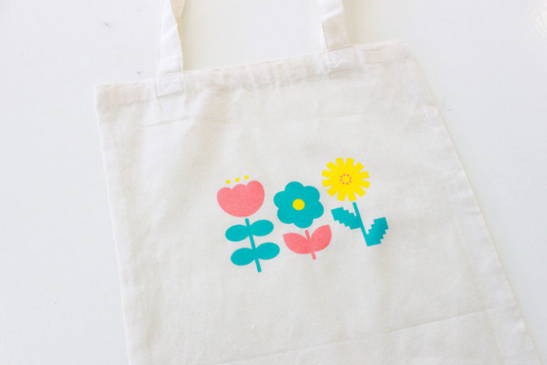 【JAM　LAB】🥼🧪🧫🔬
シルクスクリーンの多色刷りのコツ！
今回はその2✌🏻トンボをつかった位置合わせの方法をご紹介🔍

目印をつけると、合わせやすさがグンとアップ💡
多少ズレても気にならないデザインにするのもおすすめです🙂‍↕️
データのポイントから印刷の流れをまとめました📝